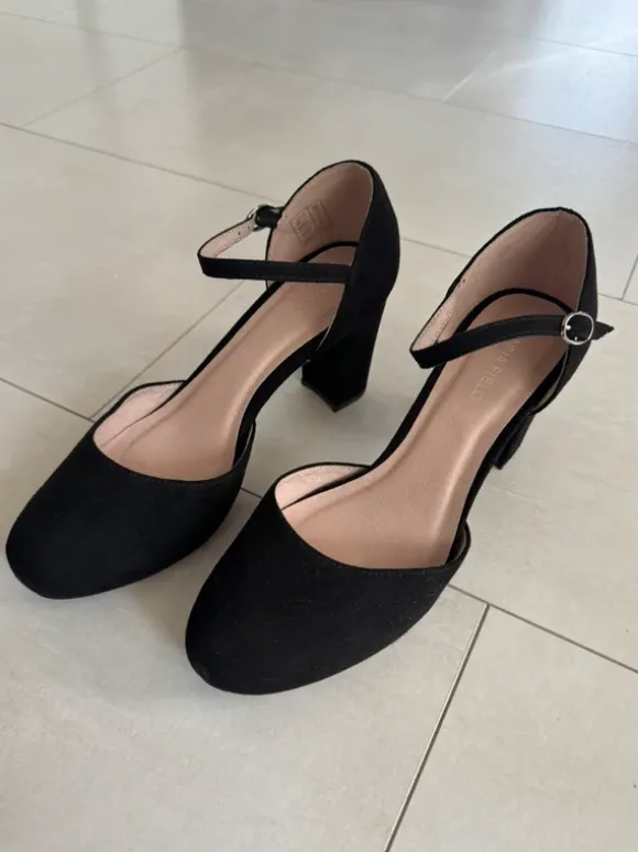 Schwarze Pumps