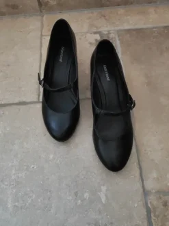 Schwarze Pumps mit Riemchen
