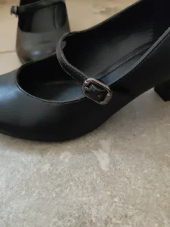 Schwarze Pumps mit Riemchen