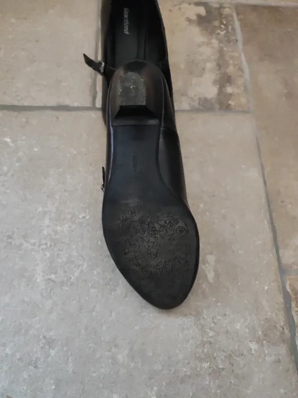 Schwarze Pumps mit Riemchen