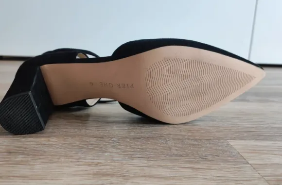 Schwarze, raffinierte Wildleder Pumps