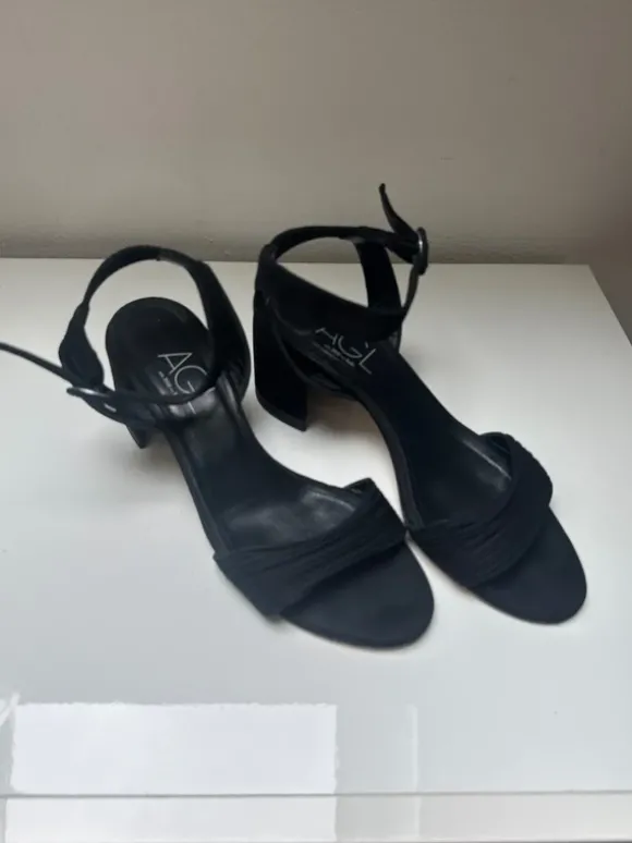 Schwarze Sandale AGL