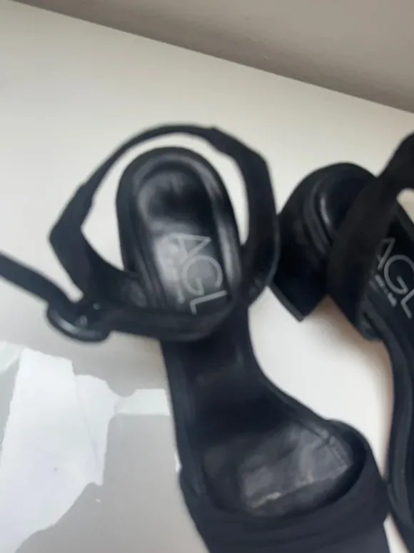 Schwarze Sandale AGL