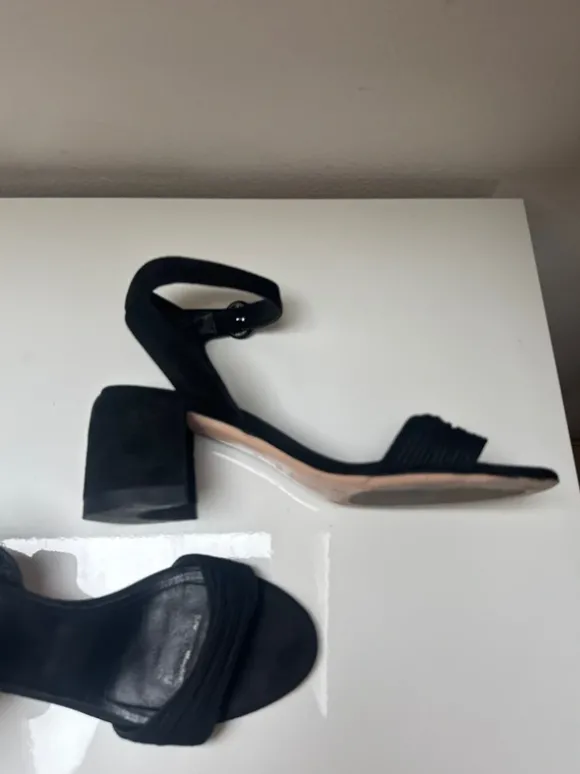 Schwarze Sandale AGL