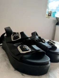Schwarze Sandalen