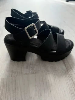 Schwarze Sandalen mit dicker Sohle, Größe 36