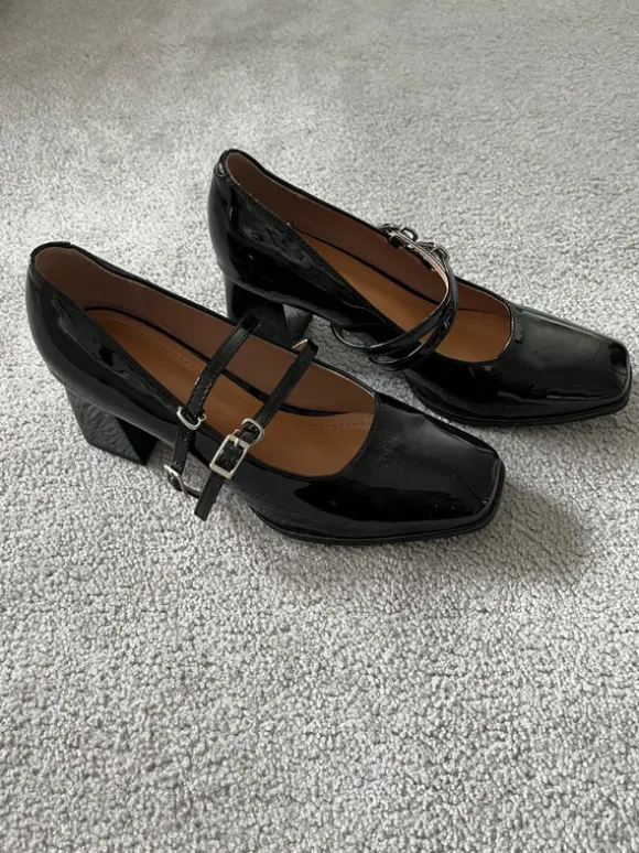 Schwarze schicke College Schuhe mit Absatz