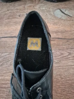 Schwarze Schnürschuhe
