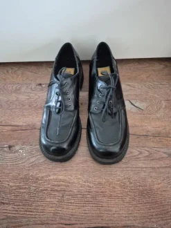 Schwarze Schnürschuhe