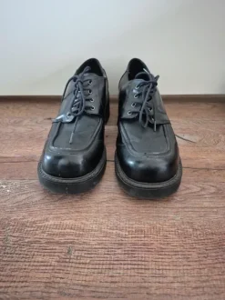 Schwarze Schnürschuhe
