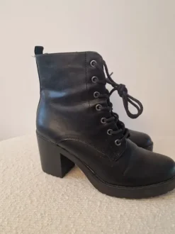 Schwarze Schnür-Stiefeletten mit Blockabsatz Gr.40