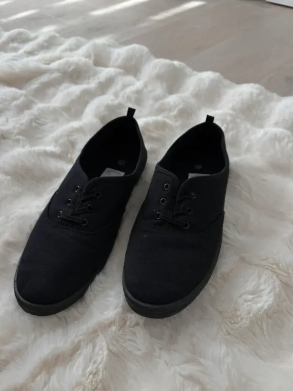 schwarze schuhe