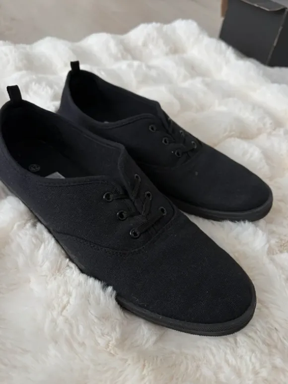 schwarze schuhe