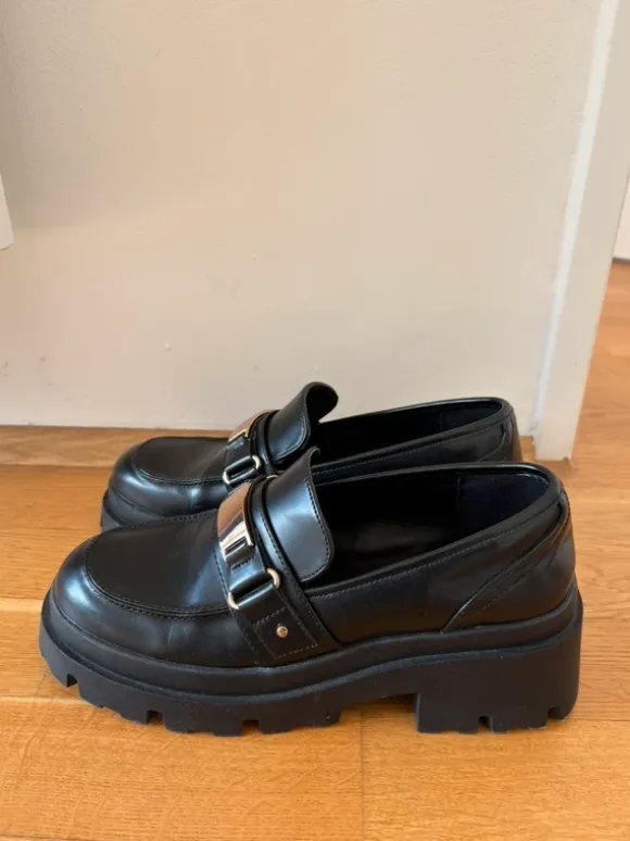 Schwarze Schuhe | Chunky Loafers with Gold Details – Size 39