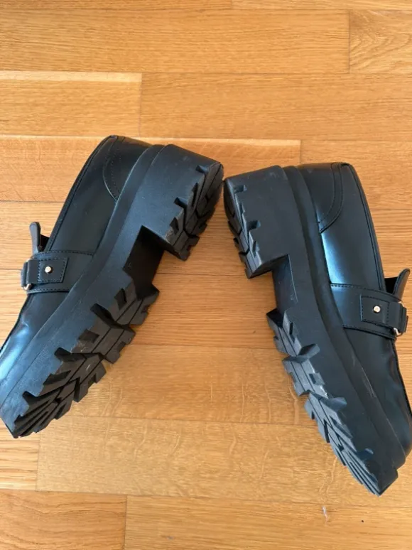 Schwarze Schuhe | Chunky Loafers with Gold Details – Size 39
