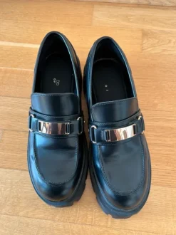 Schwarze Schuhe | Chunky Loafers with Gold Details – Size 39