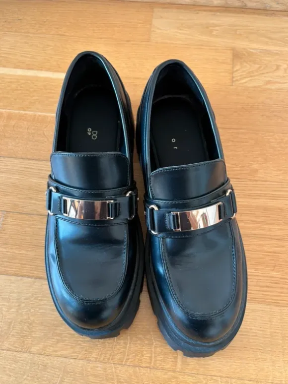 Schwarze Schuhe | Chunky Loafers with Gold Details – Size 39