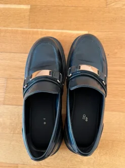 Schwarze Schuhe | Chunky Loafers with Gold Details – Size 39
