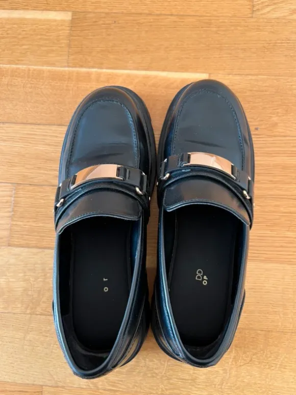 Schwarze Schuhe | Chunky Loafers with Gold Details – Size 39