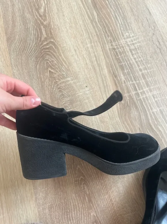 Schwarze Schuhe mit Absatz 38