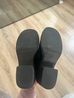 Schwarze Schuhe mit Absatz 38