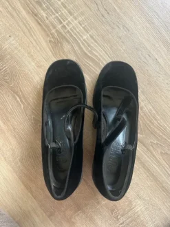 Schwarze Schuhe mit Absatz 38