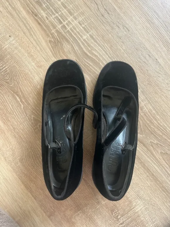 Schwarze Schuhe mit Absatz 38