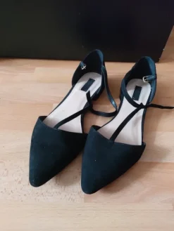 Schwarze Schuhe mit T-Steg