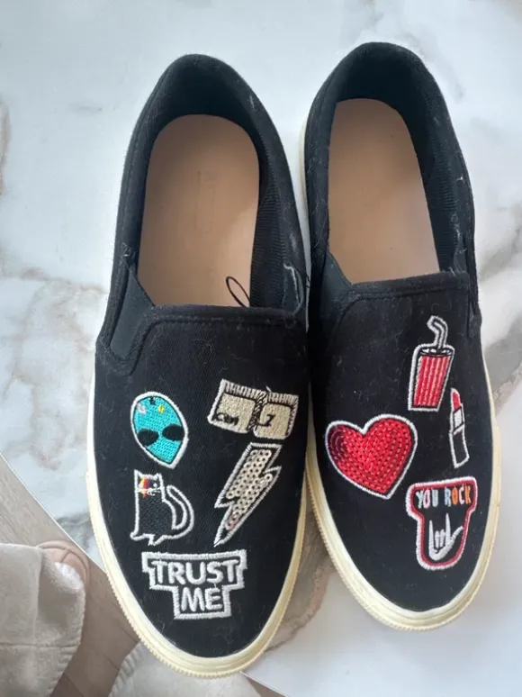 Schwarze Slip-On Sneaker Pull&Bear mit Patches Gr. 39