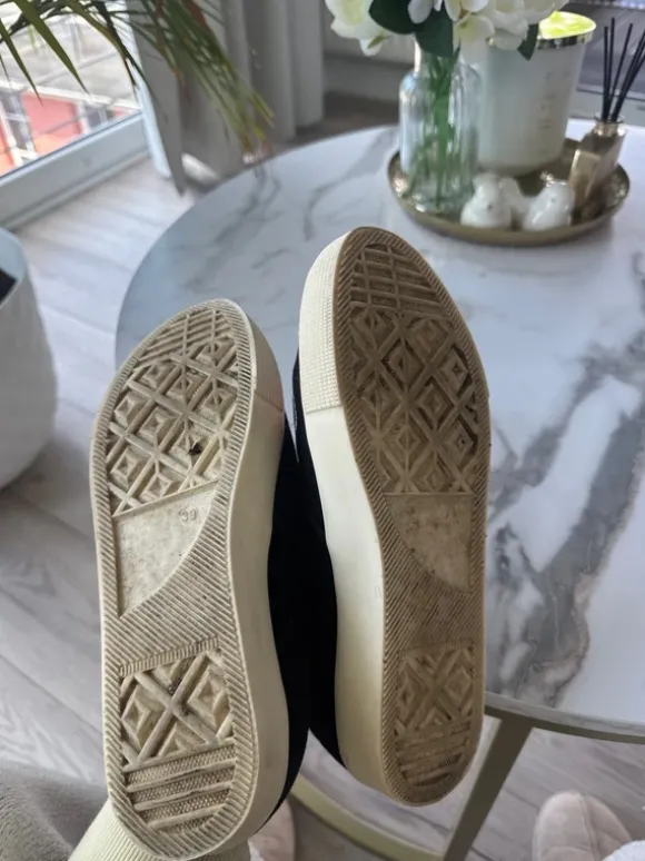 Schwarze Slip-On Sneaker Pull&Bear mit Patches Gr. 39