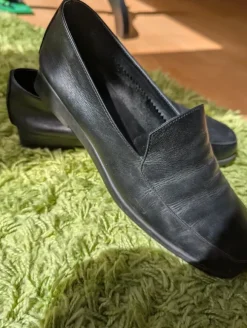 Schwarze Slipper