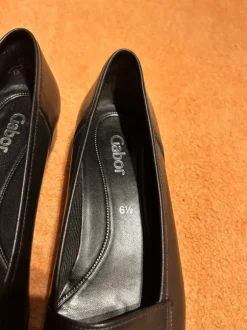 Schwarze Slipper