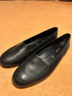 Schwarze Slipper