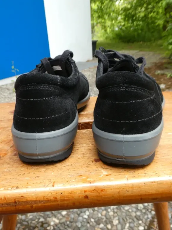 Schwarze Sneaker