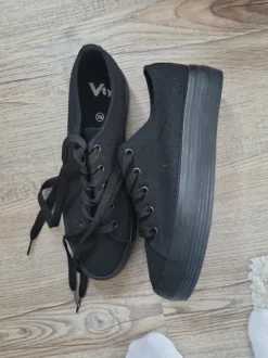 Schwarze Sneaker Plateau