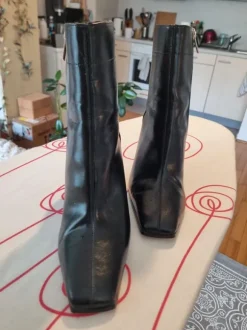 Schwarze Stiefelletten mit breitem Absatz