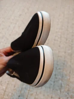 Schwarze Stoffschuhe