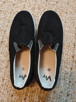 Schwarze Stoffschuhe