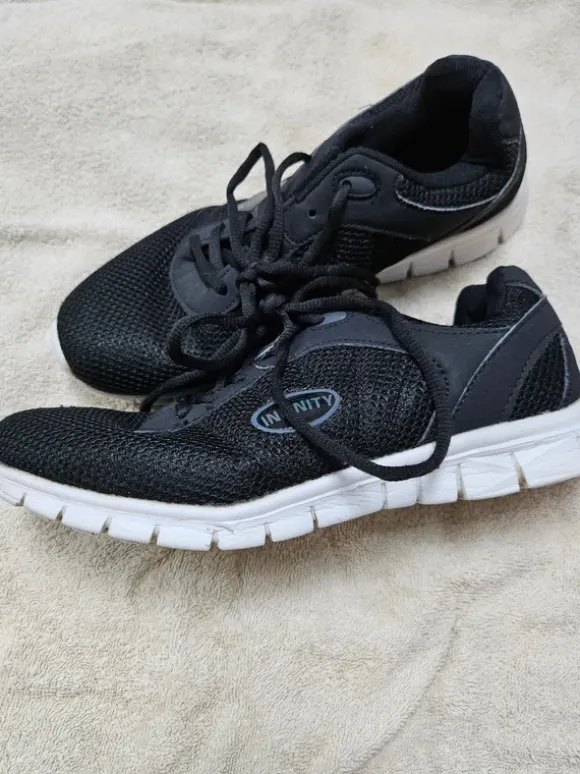 schwarze Turnschuhe von Infinity in Größe 42, sehr leicht