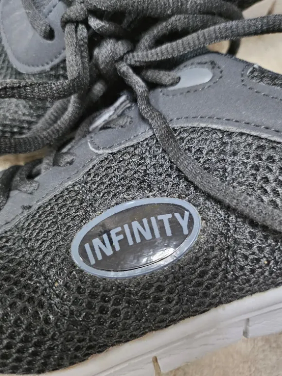 schwarze Turnschuhe von Infinity in Größe 42, sehr leicht
