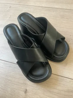 Schwarze Uniqlo Plateau Sandalen / Wedges