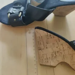 Schwarzer Sommer Keilabsatz Schuh
