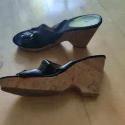 Schwarzer Sommer Keilabsatz Schuh