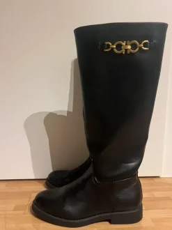 Schwarzer Stiefel mit goldenen Detail