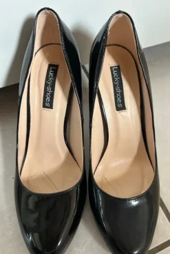 Schwarzer trendy eleganter Glanz Pump mit roter Sole