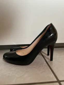 Schwarzer trendy eleganter Glanz Pump mit roter Sole