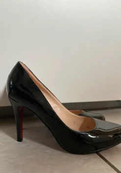 Schwarzer trendy eleganter Glanz Pump mit roter Sole