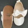 Süße weiße Schuhe mit Klettverschluss