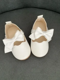 Süße weiße Schuhe mit Klettverschluss
