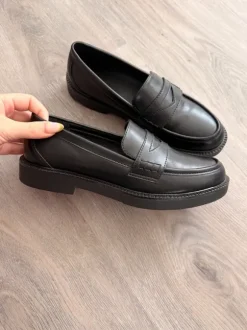 SEQWL Aperol Loafer aus PU in Schwarz